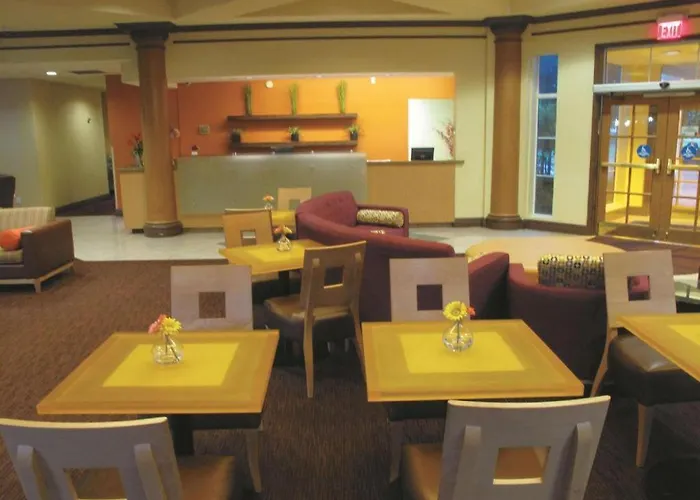 Hallmarc Inn & Suites
