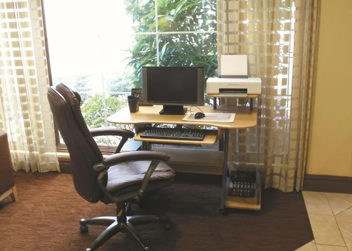 Hallmarc Inn & Suites