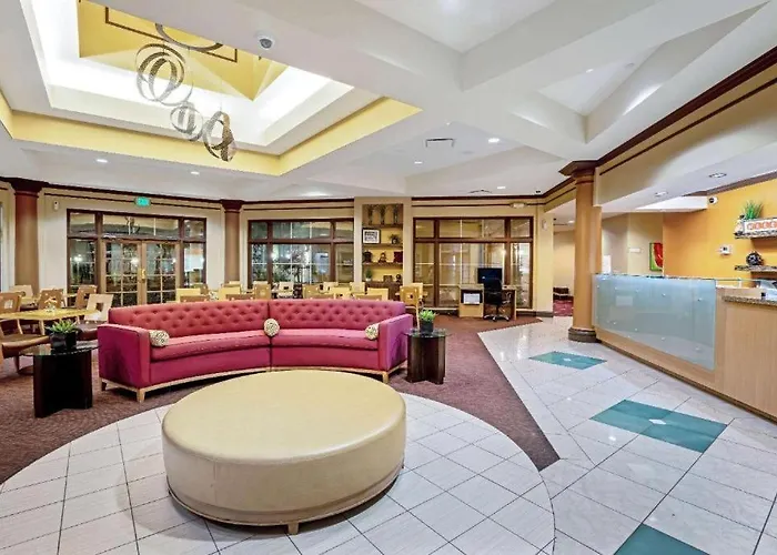 Hallmarc Inn & Suites