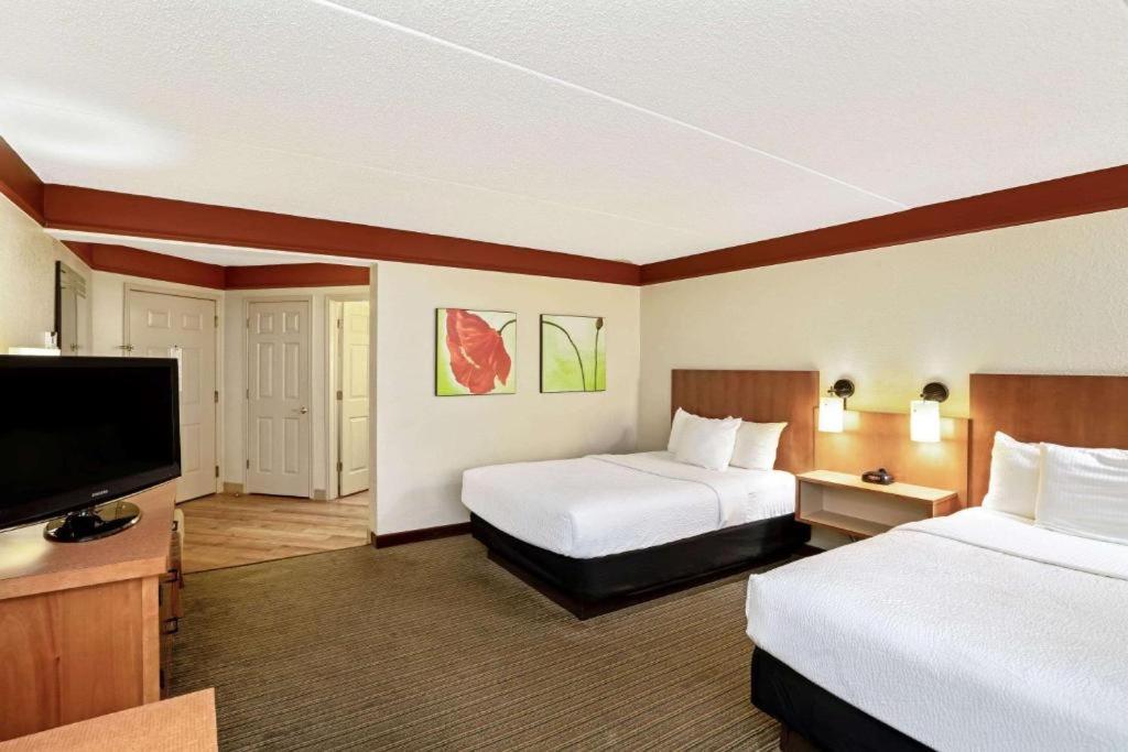 Hallmarc & Hotel *