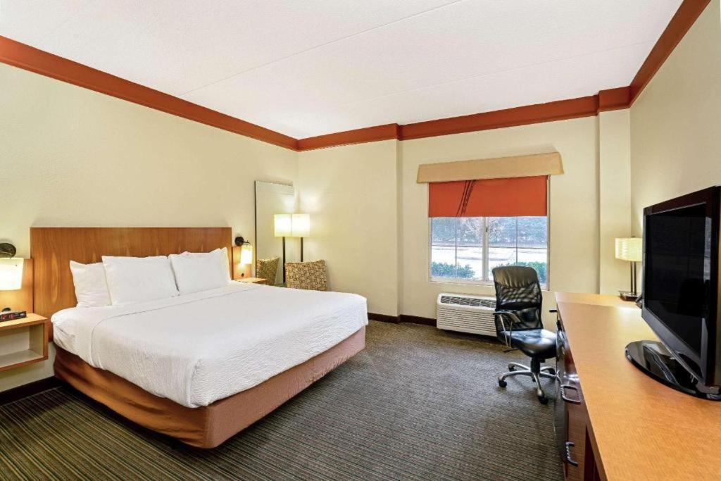 Hallmarc & Hotel *