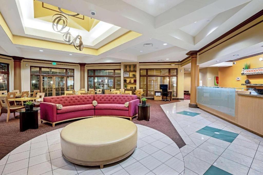 Hotel Hallmarc &