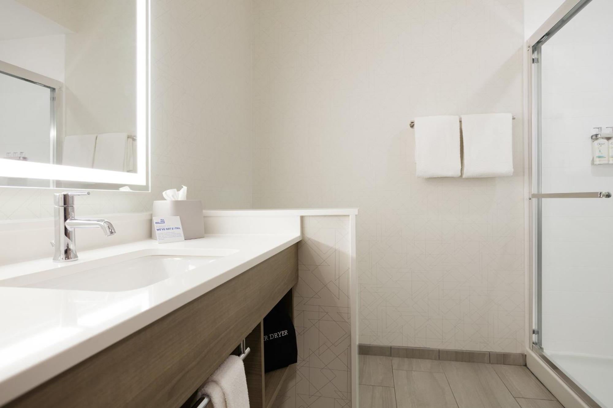 Express & East By Ihg Hotel