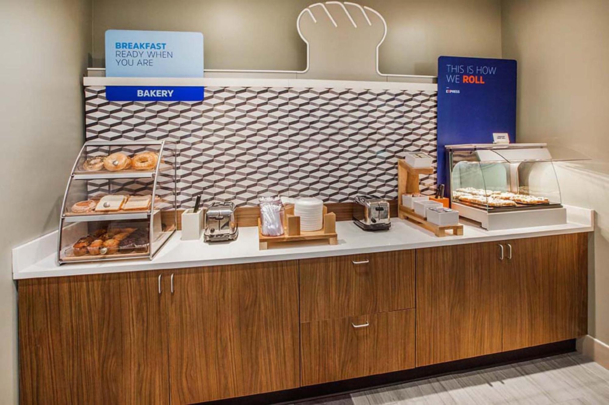Express & East By Ihg Hotel Memphis