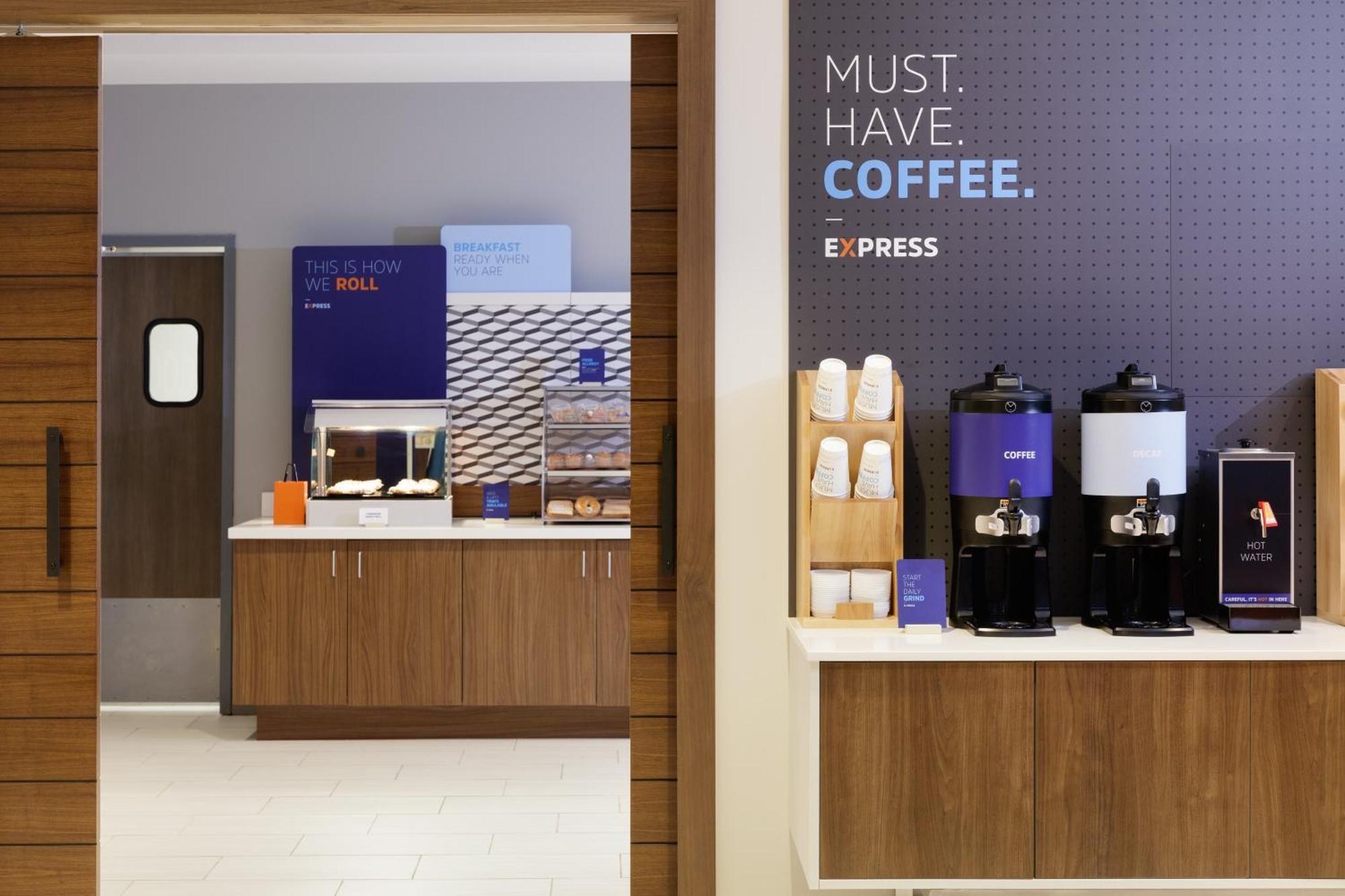 Express & East By Ihg Hotel Memphis